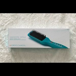 !SOLD! Moroccanoil Smooth Style Ceramic Heated Brush